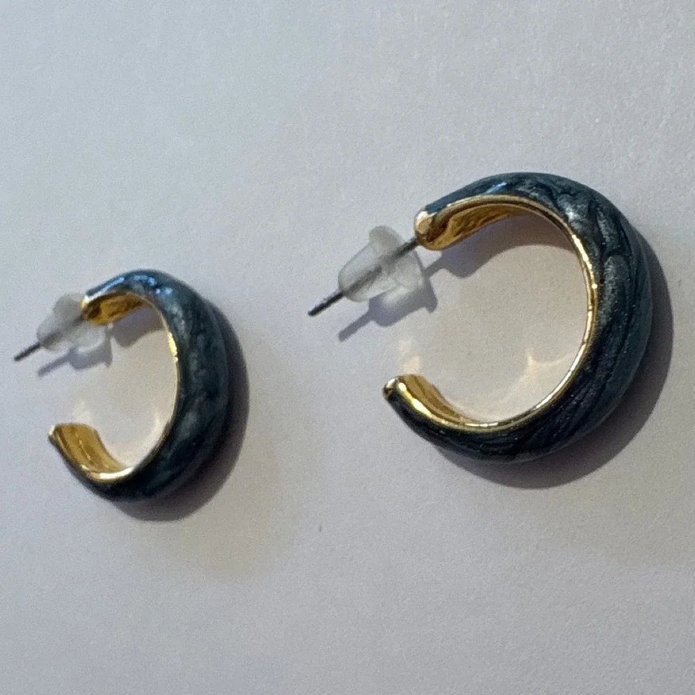 1990s Blue Marbled Enamel Gold Tone C-Hoop Earrings Post Back 0.75‎ Inch